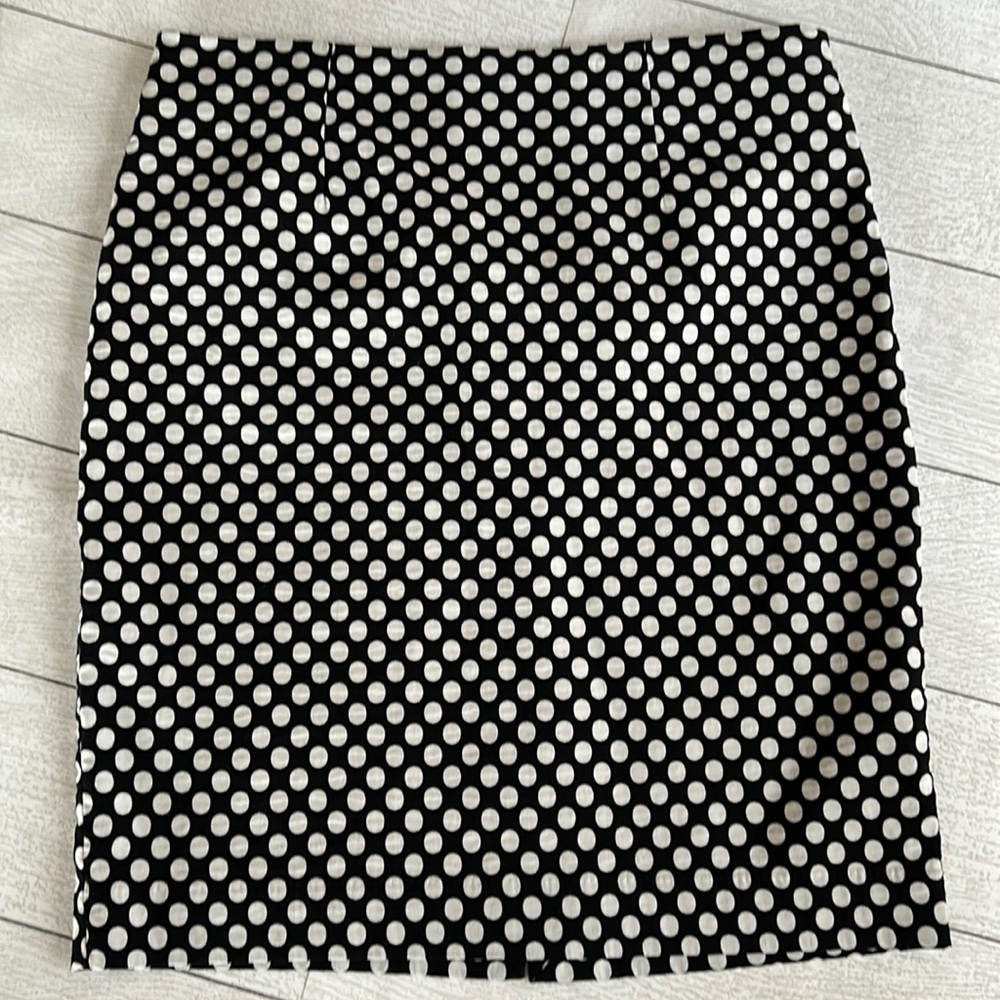 Chico’s skirt Knee length Petite black and white polka dot Chico’s 2P/Small EUC